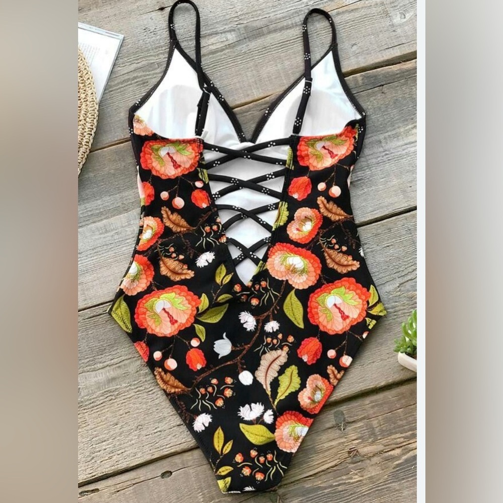 Cupshe One Piece Color Block Design Swimsuit Woman’s Size Medium (NWOT) - Picture 3 of 11